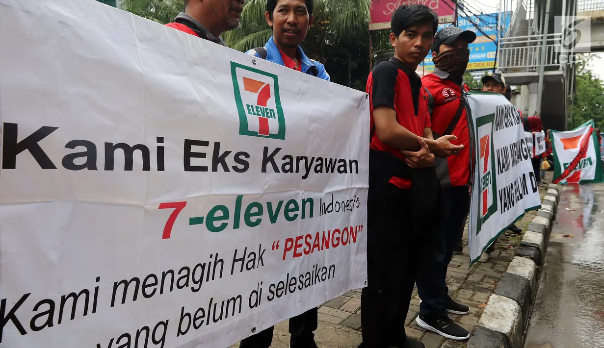 Karyawan Eks 7-Eleven membentangkan spanduk saat Demo di depan Kantor Pengusaha Sungkono Honoris, Jakarta, Rabu (9/1). Mereka menuntut pembayaran uang pesangon yang sampai saat ini belum mereka terima semenjak 7-Eleven tutup. (Liputan6.com/Johan Tallo)