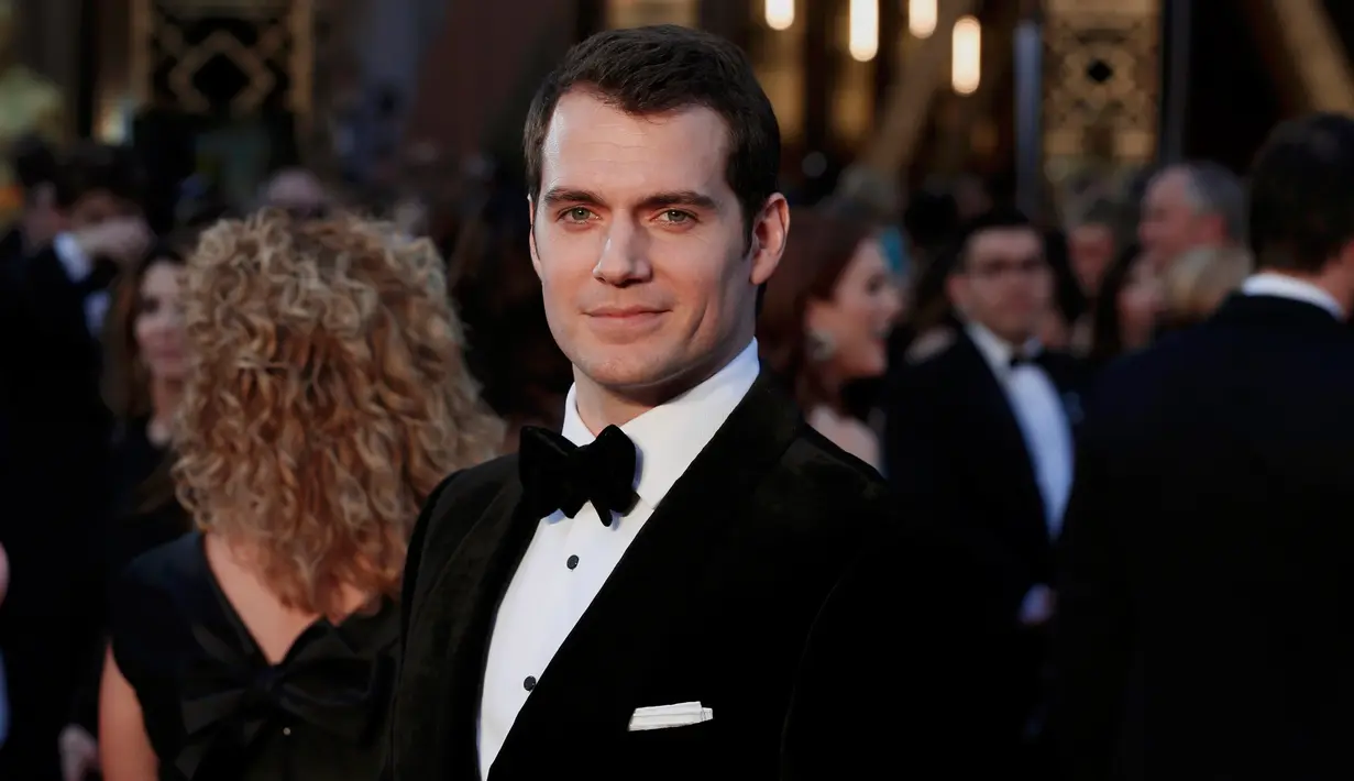 Aktor Henry Cavill saat menghadiri ajang penghargaan Piala Oscar 2016 di Hollywood, California, Minggu (28/2). Bintang "Batman v Superman: Dawn of Justice" itu tampak gagah dengan setelan jas hitam lengkap dengan dasi kupu-kupu. (REUTERS/Lucas Jackson)
