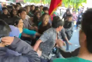 Unjuk Rasa Kelangkaan BBM Berakhir Ricuh, Staf Ketua DPRD Sulsel Adu Jotos dengan Demonstran
