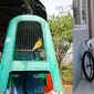 Potret nyeleneh modifikasi kursi plastik (Sumber: Instagram/uglydesign)