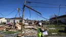 Seorang karyawan Entergy bekerja di lokasi setelah tornado merusak kabel listrik dan rumah di Tita Street di Algiers, sebuah lingkungan di New Orleans, Kamis (15/12/2022). Ribuan orang di Louisiana kehilangan aliran listrik usai terjangan badai. (David Grunfeld/The Times-Picayune/The New Orleans Advocate via AP)