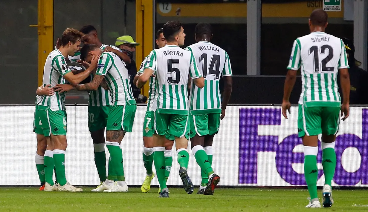 Pemain Real Betis merayakan gol Toni Sanabria ke gawang AC Milan saat bertanding dalam Grup F Liga Europa di Stadion San Siro, Milan, Italia, Kamis (25/10). AC Milan kalah 1-2. (AP Photo/Antonio Calanni)