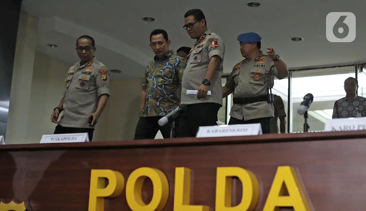 Kabareskrim Komjen Listyo Sigit Prabowo bersama jajaran kepolisian bersiap menggelar jumpa pers di Polda Metro, Jumat (27/12/2019). Kepolisian merilis pelaku penyerangan terhadap penyidik senior KPK, Novel Baswedan yang merupakan anggota Polri berinisial RM dan RB. (Liputan6.com/Herman Zakharia)