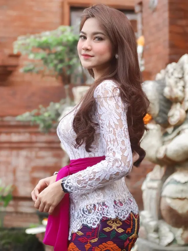 7 Pesona Ayu Khas Perempuan Bali dari Mahalini Raharja dalam Balutan Kebaya dan Kain Wastra