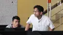 Anggota DPRD Kabupaten Bekasi Sulaeman menunggu panggilan penyidik saat akan menjalani pemeriksaan di Gedung KPK, Jakarta, Selasa (20/8/2019). Sulaeman diperiksa sebagai saksi untuk tersangka Sekda Jawa Barat Iwa Karniwa terkait dugaan suap pemberian izin proyek Meikarta. (merdeka.com/Dwi Narwoko)