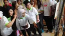 Istri Wakil Presiden Jusuf Kalla (tengah) saat melihat lukisan di acara fun walk 2015, Jakarta, Minggu (29/3/2015). acara ini dalam rangka memperingati hari autisme sedunia yang jatuh tanggal 2 april setiap tahunnya. (Liputan6.com/Herman Zakharia)