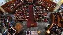 Umat Kristiani melaksanakan ibadah malam Natal di Gereja Protestan Indonesia Bagian Barat (GPIB) Immanuel, Jakarta, Kamis (24/12). Umat Kristiani merayakan Hari Raya Natal pada 25 Desember. (Liputan6.com/Gempur M Surya)