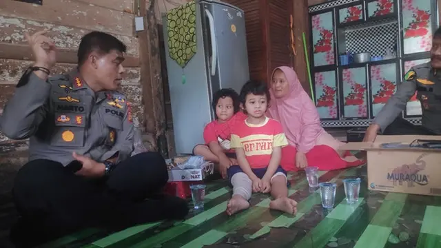 Dua kakak beradik penderita kerapuhan tulang di Pekanbaru yang membutuhkan biaya untuk berobat.
