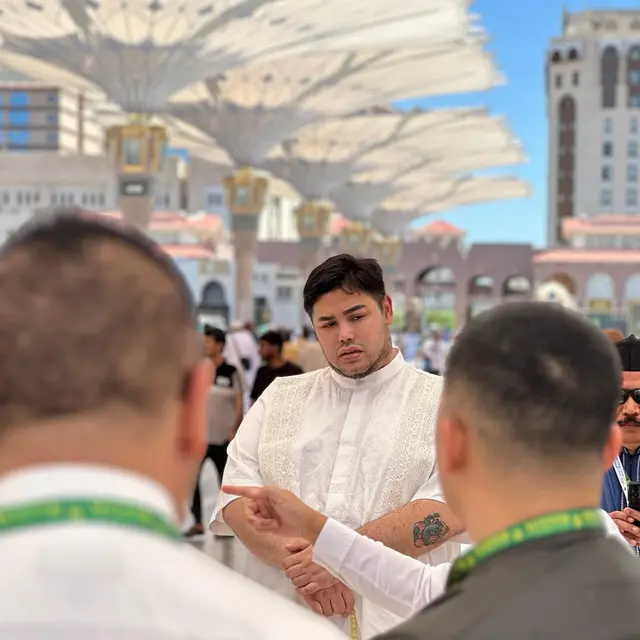 Outfit Ivan Gunawan saat di Tanah Suci, Selalu Modis (Foto: Instagram @ivan_gunawan)