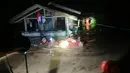 Penyelamat mengevakuasi orang-orang dari daerah banjir di Kota Ozamiz, Misamis Occidental, Filipina (25/12/2022). Dua orang tewas dan hampir 46.000 lainnya meninggalkan rumah mereka saat banjir pada libur Hari Natal. (Handout / Philippine Coast Guard (PCG) / AFP)