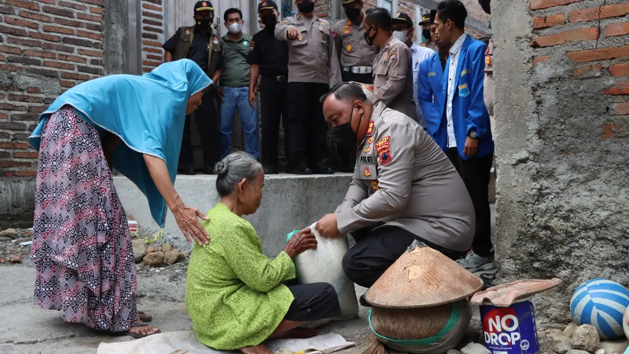 Kapolres Demak AKBP Budi Adhy Buono baru-baru ini melaksanakan program 'senasib' di kampung pesisir Demak. (Foto: Liputan6.com/Kusfitria Marstyasih)