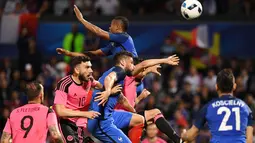 Olivier Giroud (tengah) berebut bola dengan para pemain Skotlandia pada laga persahabatan di Stadion St Symphorien, Longeville-les-Metz, Prancis, (4/6/2016), Prancis menang 3-0.  (AFP/Franck Fife)