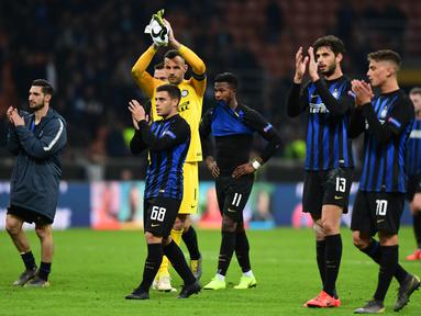Ekspresi pemain Inter Milan usai alami kekalahan pada leg kedua, babak 16 besar Liga Europa yang berlangsung di Stadion Giuseppe Meazza, Jumat (15/3). Inter Milan kalah 0-1 kontra Eintracht Frankfurt. (AFP/Miguel Medina)