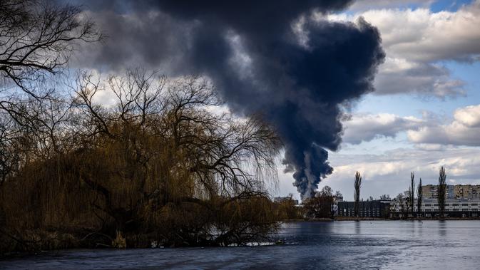 Asap mengepul setelah serangan rudal Rusia menghantam depot minyak di kota Vasylkiv di luar Kiev, Ukraina (27/2/2022). Menteri luar negeri Ukraina mengatakan pada 27 Februari, bahwa Kyiv tidak akan menyerah pada pembicaraan dengan Rusia mengenai invasinya. (AFP/Dimitar Dilkof)