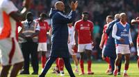 Manajer Nottingham Forest asal Portugal, Nuno Espirito Santo, memberi tepuk tangan kepada para penggemar setelah pertandingan Liga Primer Inggris antara Nottingham Forest dan Manchester City di The City Ground di Nottingham, Inggris bagian tengah, pada 8 Maret 2025. Forest memenangkan pertandingan dengan skor 1-0. (Darren Staples/AFP)