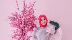 Dalam penampilannya, Fatin juga sering tabrak warna. Ia tampil berani memadukan warna hijau, merah dan putih. Meski tabrak warna, penampilan Kekasih Septrian Nugraha Gunawan ini terlihat stylish. (Liputan6.com/IG/@fatin30)