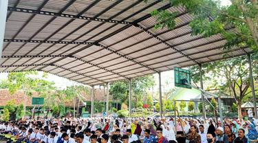 Ribuan siswa di Probolinggo salat gaib untuk korban kerusuhan suporter di Stadion Kanjuruan Malang. (Istimewa)