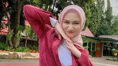 Selain parasnya yang awet muda di usia 30 tahun, penampilan penyanyi kelahiran Bandung ini juga selalu stylish dan modis bak ABG. Mulai dari pakai outfit monokrom, warna cerah sampai earth tone, sangat cocok dikenakan oleh mantan anggota JKT48 ini. Gaya hijab yang dikenakannya juga mendukung penampilannya makin menarik. (Liputan6.com/IG/@melodylaksani92)