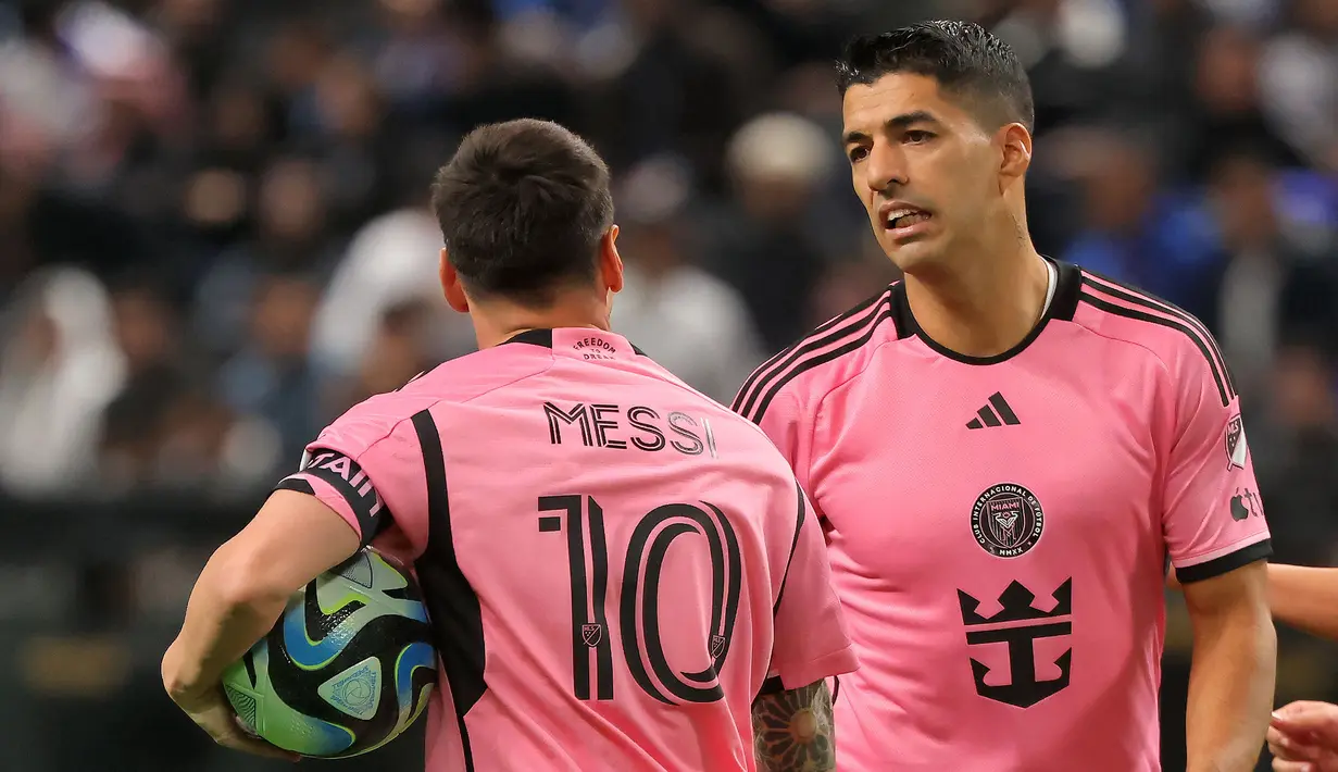Pemain Inter Miami, Luis Suarez (kanan) berbincang dengan rekannya, Lionel Messi saat laga persahabatan melawan Al-Hilal yang berlangsung di Kingdom Arena Stadium, Riyadh, Arab Saudi, Selasa (30/01/2024) WIB. Suarez mencetak gol pada menit ke-34. (AFP/Fayez Nureldine)