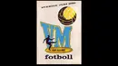Logo Piala Dunia tahun 1958 di Swedia. Huruf VM mendominasi diantara siluet pemain bola yang sedang menendang bola (Istimewa)