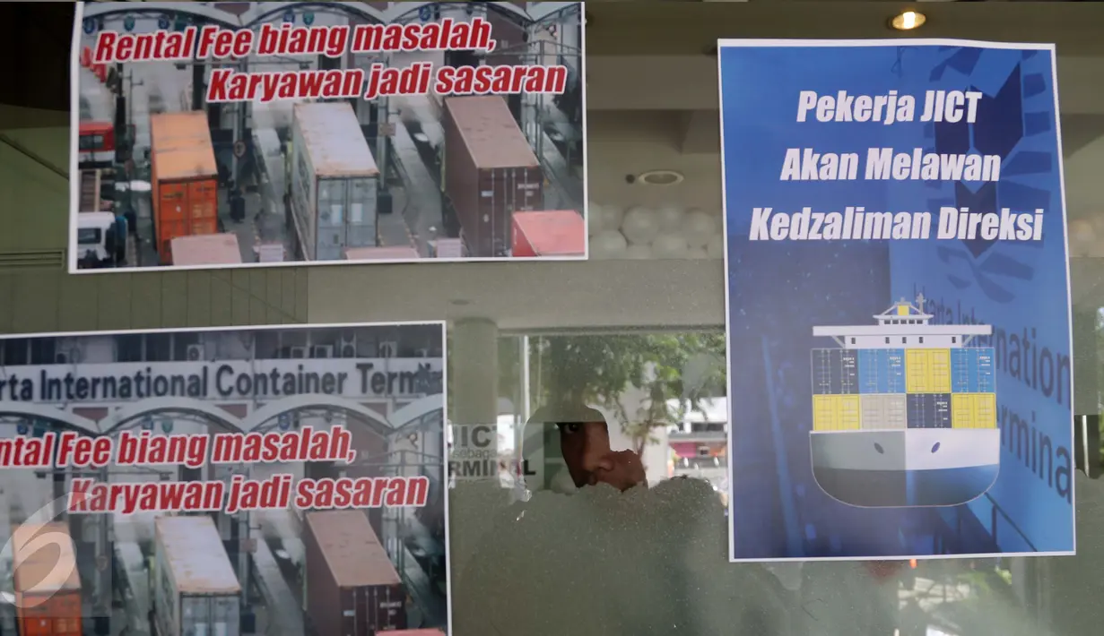Sejumlah stiker ditempel oleh karyawan PT Jakarta International Container Terminal (JICT) di kaca kantor JICT, Tanjung Priok, Jakarta, Kamis (6/4). Aksi itu merupakan mosi ketidakpercayaan pekerja kepada jajaran direksi. (Liputan6.com/Gempur M Surya)