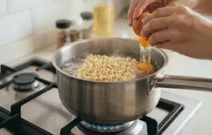 7 Cara agar Telur Tidak Menempel di Panci Ketika Direbus Bersama Mi Instan