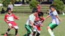 Anak-anak usia di bawah 12 tahun dari Imran Soccer Academy (merah) sedang berlatih tanding dengan anak-anak dari SSB Ricky Yakobi. (Bolacom/Arief Bagus)