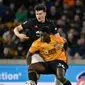 Pemain Wolverhampton Wanderers, Benny Ashley-Seal berebut bola dengan bek Manchester United, Harry Maguire pada babak ketiga Piala FA di Molineux, Sabtu (4/1/2020). Wolverhampton dan MU dipaksa untuk melakukan laga ulangan di Old Trafford usai bermain imbang tanpa gol. (AP/Rui Vieira)