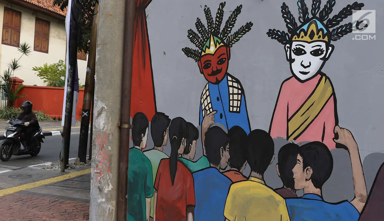 Pengendara motor melintas di depan Kampung Tematik Sketsa di kawasan Penjaringan, Jakarta Utara, Rabu (1/7). Sketsa-sketsa yang menghiasi kawasan tersebut dibuat dalam rangka menyambut Asian Games XVIII Tahun 2018. (Liputan6.com/Immanuel Antonius)