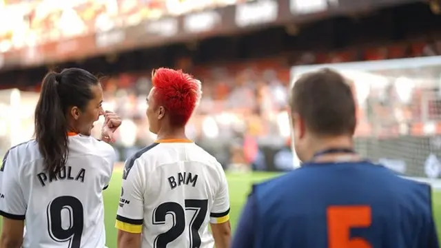 6 Potret Terbaru Baim Wong, Nyentrik dengan Rambut Merah Putih di Spanyol