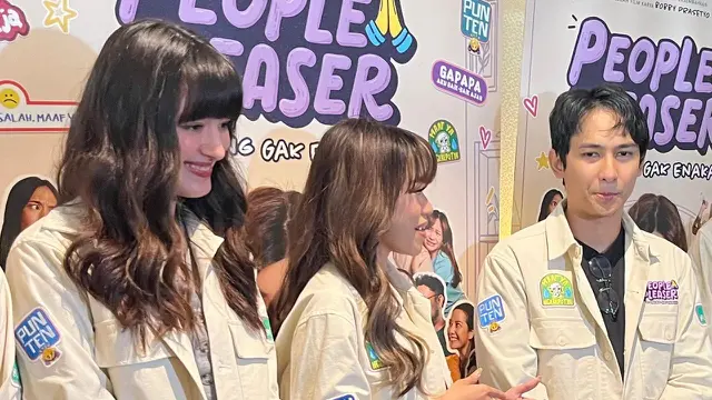 Mawar de Jongh (kiri) dalam konferensi pers trailer dan poster film People Pleaser yang digelar di Jakarta, (12/10/2026). (Liputan6.com/Afradhiya N. R)