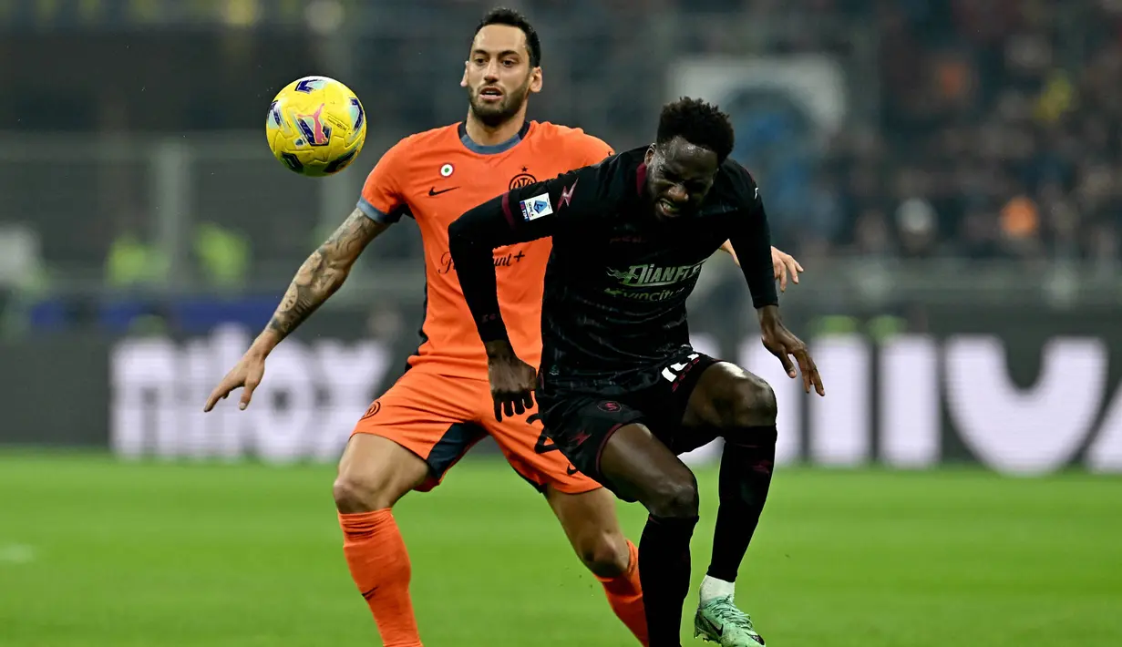 Kemenangan ini mengukuhkan posisi Inter di puncak klasemen Liga Italia 2023/2024.  (GABRIEL BOUYS/AFP)
