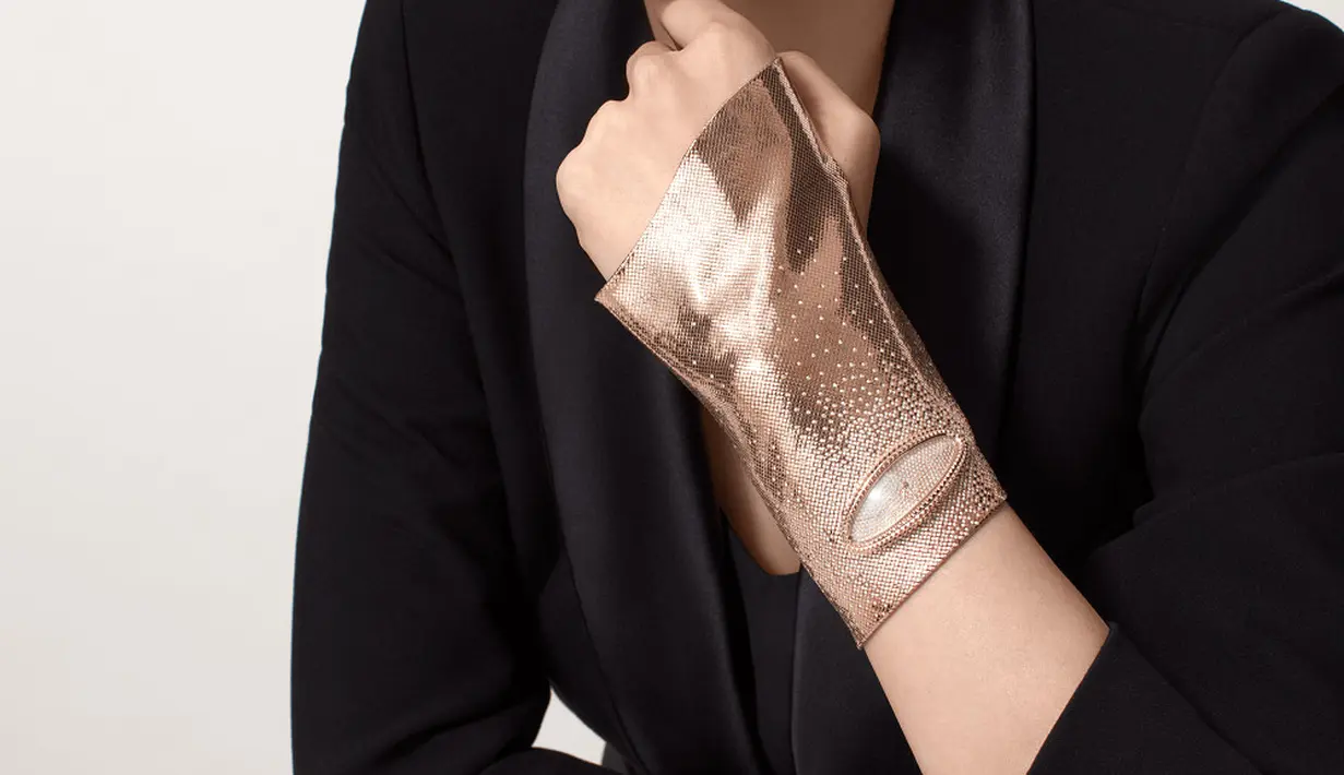 Brand kenamaan Cartier meluncurkan koleksi jam tangan berbentuk sarung tangan yang dihiasi berlian. Karya unik ini dikembangkan oleh Maison des Métiers d'Art bekerja sama dengan master pembuat sarung tangan menggunakan hampir 1600 berlian dan dikerjakan dalam kurun waktu dua tahun. (dok/Cartier).