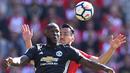 Striker Manchester United, Romelu Lukaku, duel udara dengan bek Southampton, Maya Yoshida, pada laga Premier League di Stadion St Mary's, Sabtu (23/9/2017). Manchester United menang 1-0 atas Southampton. (AFP/Glyn Kirk)