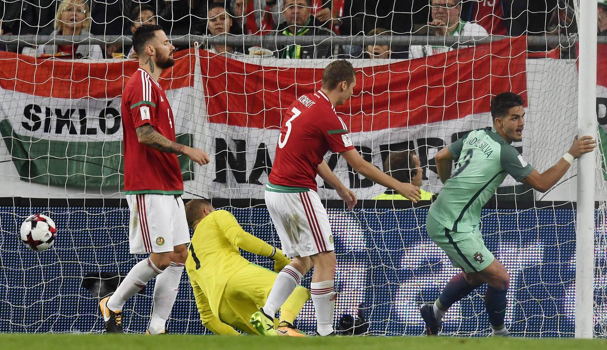Striker Portugal, Andre Silva, melakukan selebrasi usai mencetak gol ke gawang Hongaria pada laga Kualifikasi Piala Dunia 2018 di Stadion Groupama, Minggu (3/9/2017). Portugal menang 1-0 atas Hongaria. (AP/Tibor Illyes)