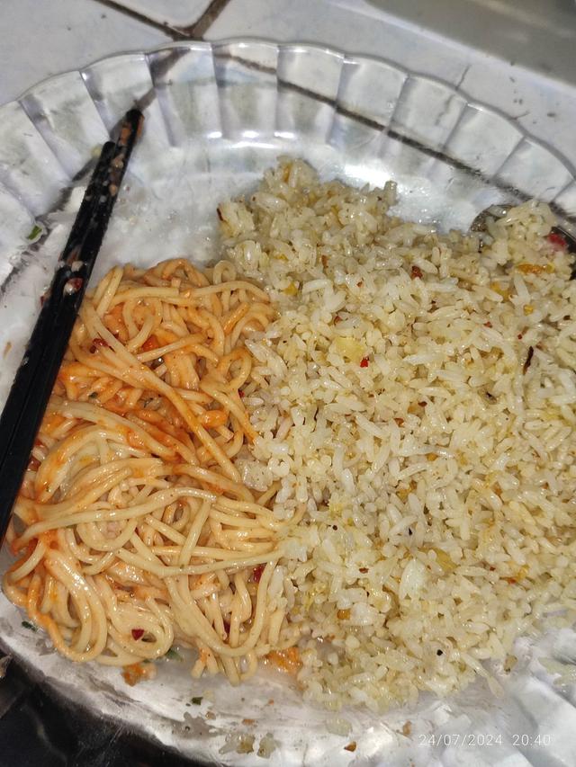 6 Potret Makan Spaghetti Pakai Nasi Ini Nyeleneh, Gambarkan Orang Indonesia