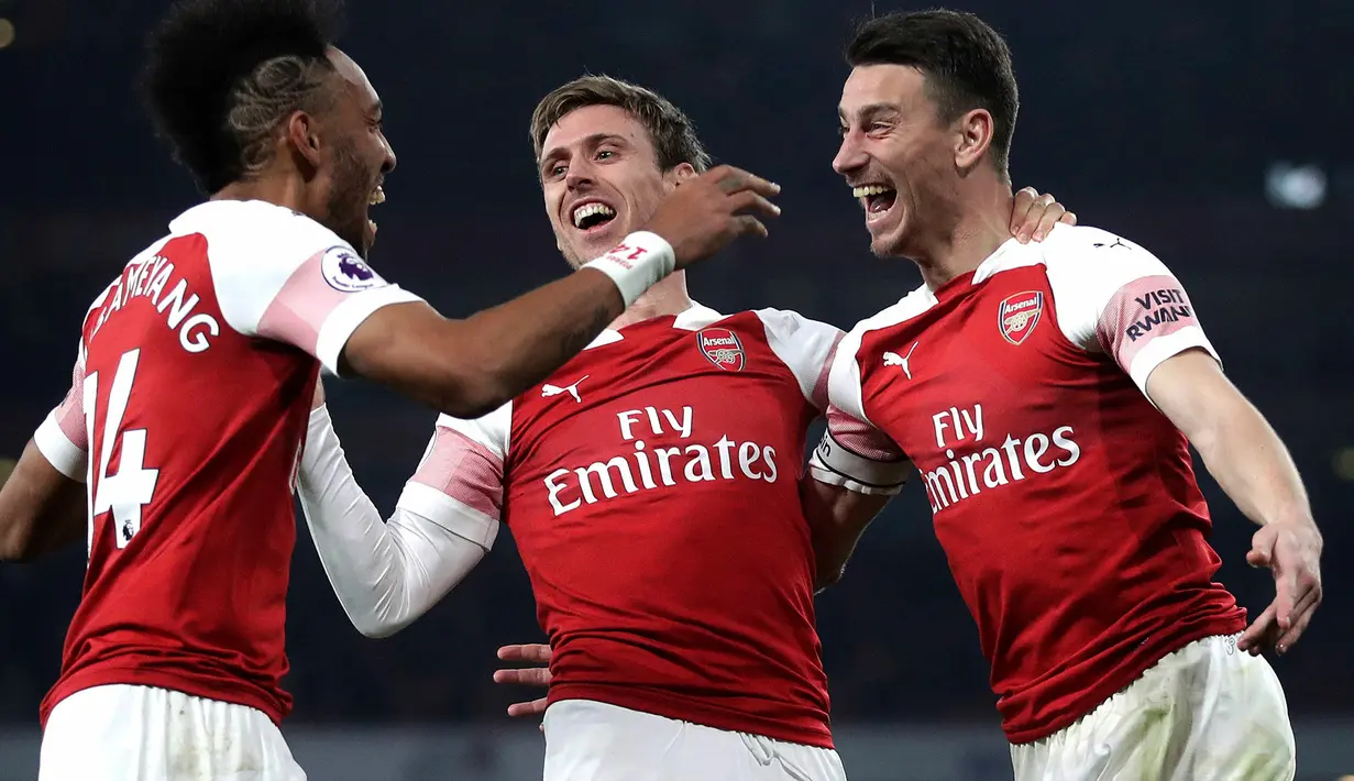 Bek Arsenal, Laurent Koscielny (kanan) berselebrasi setelah mencetak gol ke gawang Bournemouth pada laga lanjutan Liga Inggris, 2018-19 pekan ke-28 di Emirates Stadium, Rabu (27/2). The Gunners sukses menghantam Bournemouth 5-1. (Adam Davy/PA via AP)