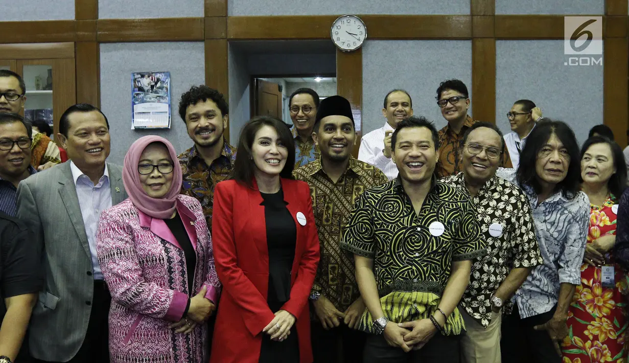 Anggota Badan Legislasi DPR Rieke Diah Pitaloka didampingi Anggota Baleg Anang Hermansyah, Musisi yang tergabung dalam Kami Musik Indonesia Glenn Fredly foto bersama sebelum melakukan pertemuan, Jakarta, Rabu (7/6). (Liputan6.com/Herman Zakharia)