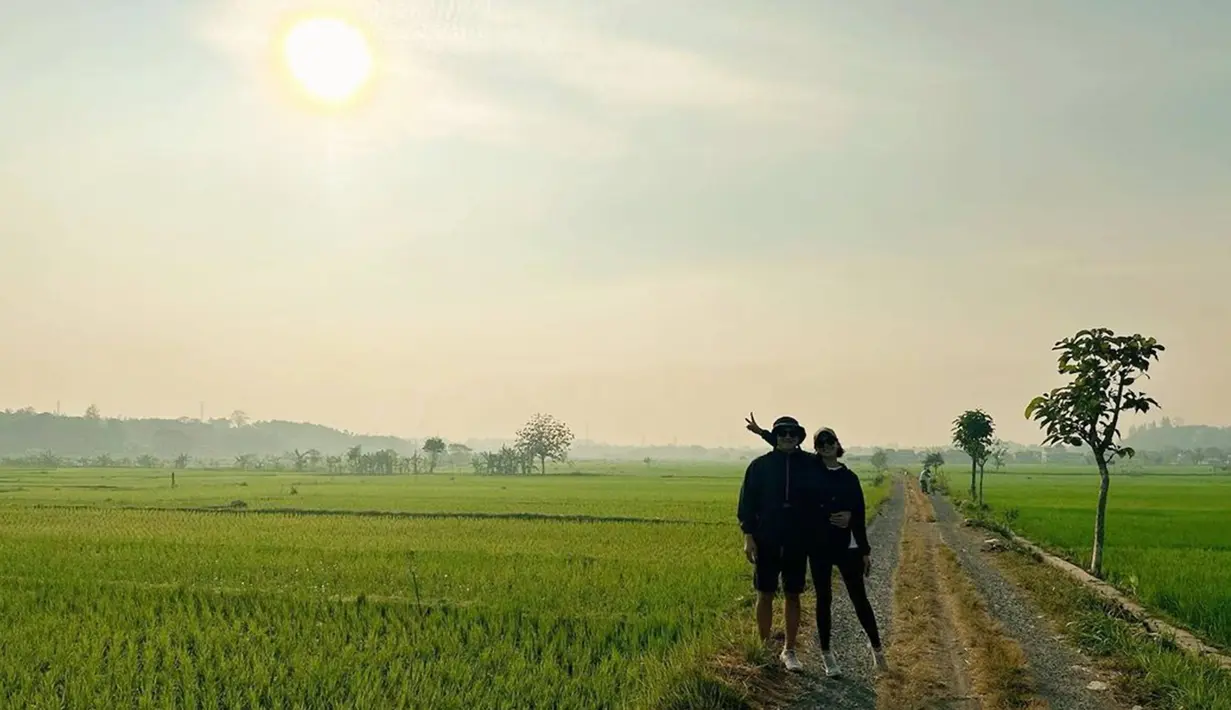 Selain ke Candi Borobudur, keduanya tidak lupa untuk menikmati pemandangan indah sawah saat berada di Magelang dan Yogyakarta. Seru menikmati pemandangan sawah, keduanya banyak abadikan momen bersama dalam media sosial Instagram. (Vino G Bastian/IG/@vinogbastian__)