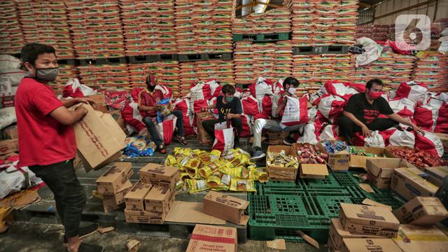 FOTO: Melihat Proses Pengemasan Bantuan Sosial Pemerintah Pusat