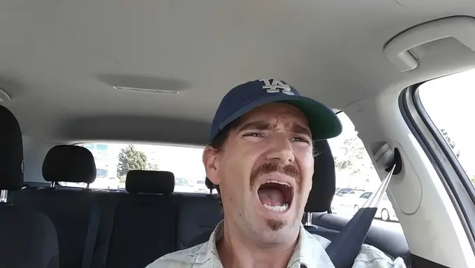 Bule Nyanyi Lagu Gombloh