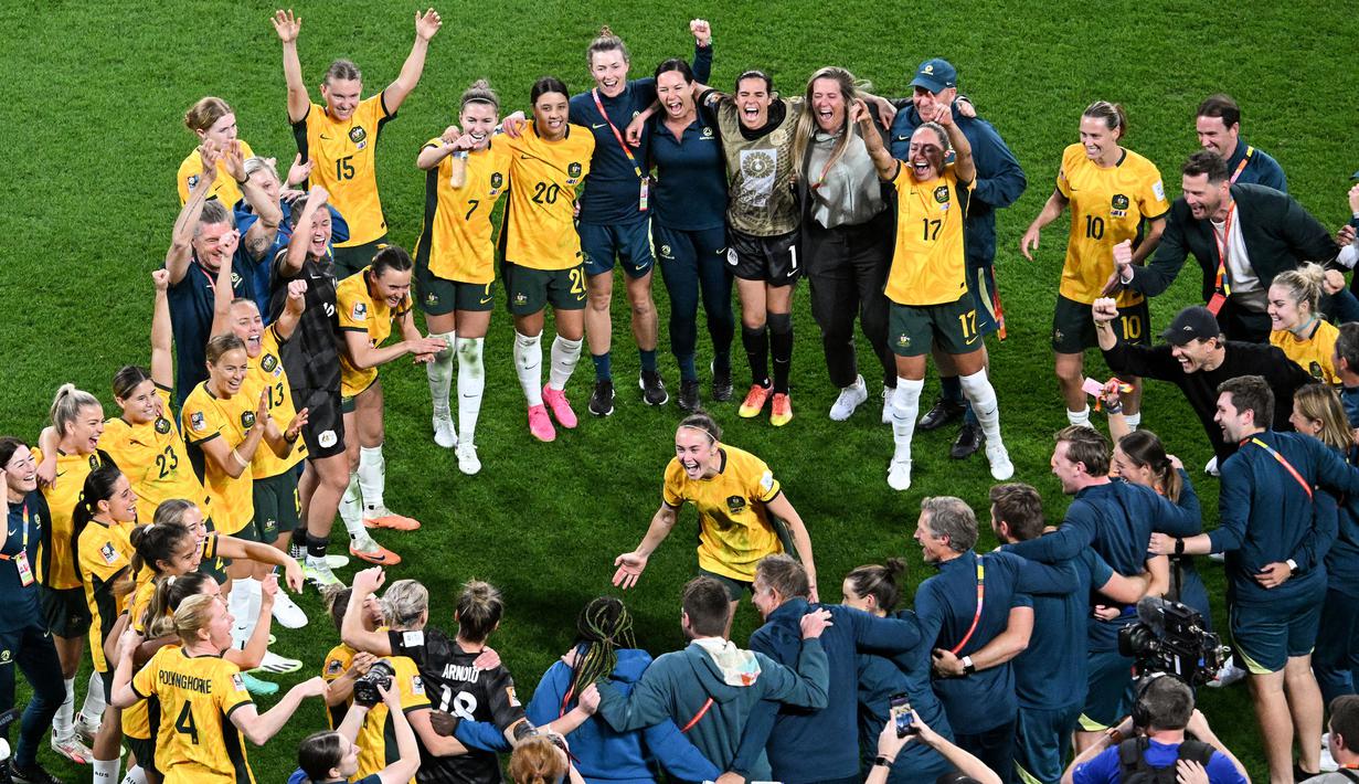 Pemain dan pelatih Timnas Australia melakukan selebrasi setelah menang atas Prancis pada babak adu penalti saat perempat final Piala Dunia Wanita 2023 di Brisbane Stadium, Brisbane, 12 Agustus 2023. (AFP/William West)