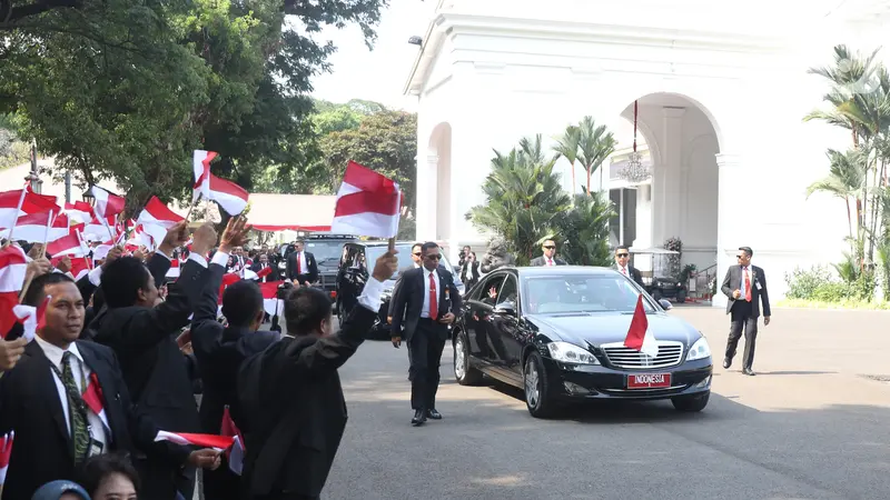Kibarkan Bendera Merah Putih, Pegawai Istana Lepas Rombongan Jokowi ke Gedung Parlemen