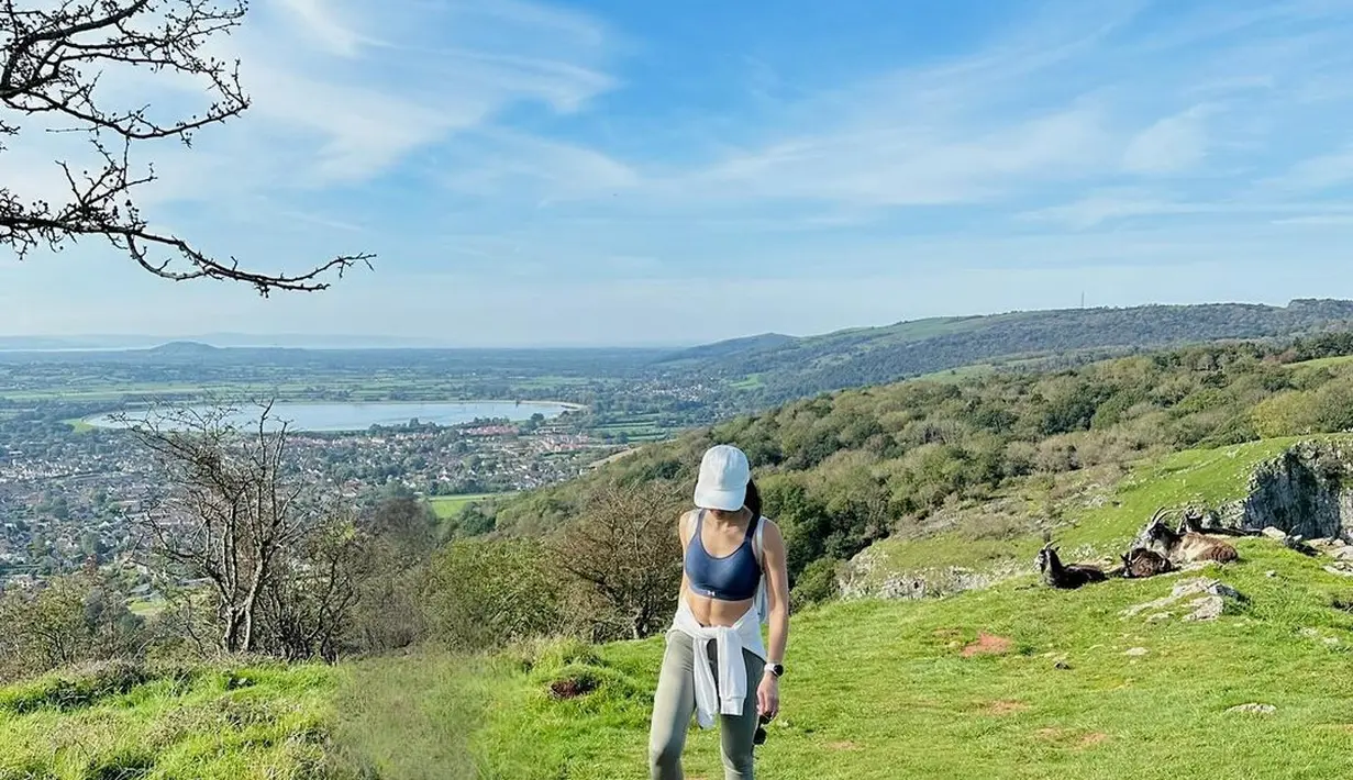 Pevita Pearce juga semakin sering mengunggah momennya menikmati alam. Dengan sport bra biru yang dipadukan memakai legging hijau, Pevita tampak sedang mendaki bukit hijau. Padu padan topi, jaket yang diikatkan di pinggang, dan sneakers putih menyempurnakan keseluruhan penampilan Pevita. [Foto: Instagram/pevpearce]