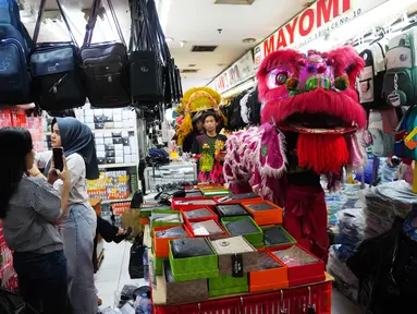 Para penari barongsai tampil di Pusat Perbelanjaan Senen, Jakarta, Kamis 12 Februari 2026. Memeriahkan perayaan Tahun Baru Imlek 2026 atau 2577 Kongzili, beberapa penari barongsai tampil di Pusat Perbelanjaan Senen, Jakarta. (AP Photo/Tatan Syuflana)