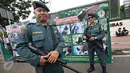 Petugas saat berjaga saat kampanye bertajuk 'Ayo Hentikan Kejahatan Lingkungan dan Kehutanan' di kawasan Bundaran HI,Jakarta, (20/12). (Liputan6.com/Immanuel Antonius)