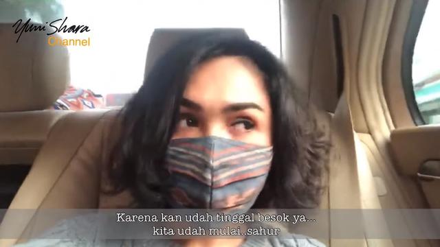 Pakai Masker Tenun, Ini 6 Momen Yuni Shara Belanja Persiapan Ramadan