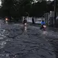 Anak Kali Ciliwung meluap sebabkan banjir di kawasan Cempaka Putih Tengah, Jakarta Pusat, Jumat (5/12/2014). (Liputan6.com/Johan Tallo)