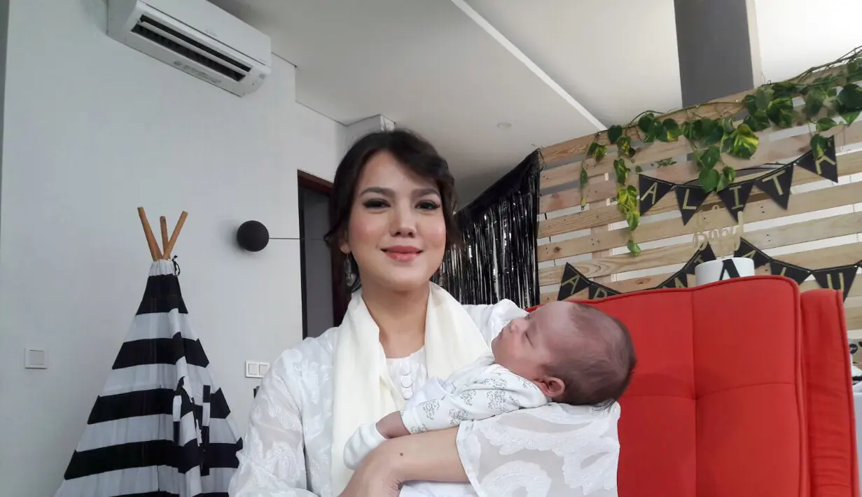 Alice Norin kerap membawa anaknya kemanapun dirinya pergi (Nurwahyunan/Bintang.com)