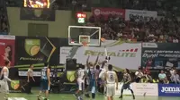 Pelita Jaya membekuk JNE Siliwangi Bandung 77-52 pada seri VII IBL 2017 di GOR UNY, Minggu (12/3/2017). (Liputan6.com/Switzy Sabandar)